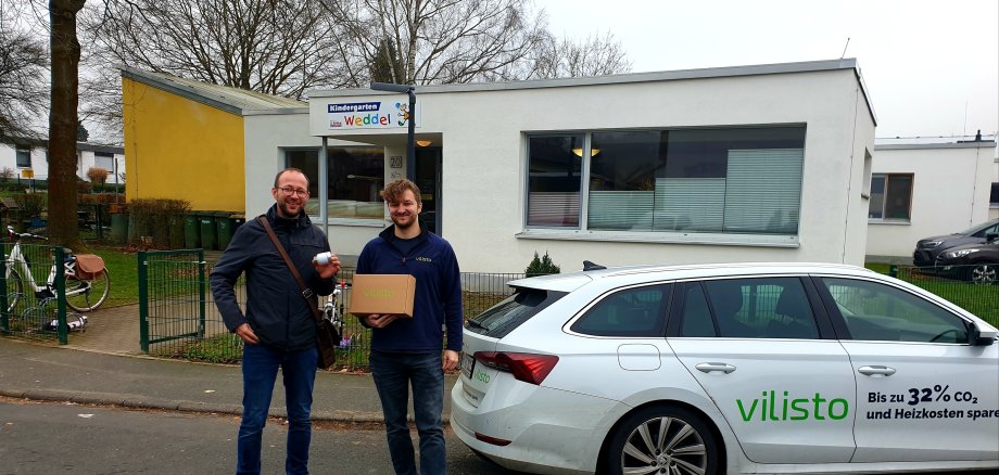 Klimaschutzmanager Lutz Schmithausen und Eric Spieckermann von vilisto bei der Installation der smarten Thermostate in der Kita Weddel