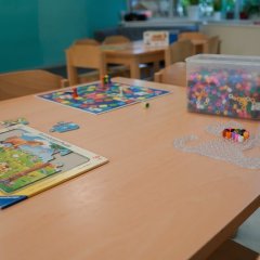 Bild von einem Tisch. Darauf liegen mehrere Puzzles und Spiele.
