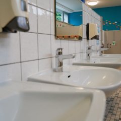 Bild des Waschraumes mit Waschbecken und Seifenspendern.
